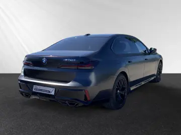 BMW M760e xDrive  FrozenDeepGrey  TV-FondEntertainme