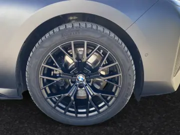 BMW M760e xDrive  FrozenDeepGrey  TV-FondEntertainme
