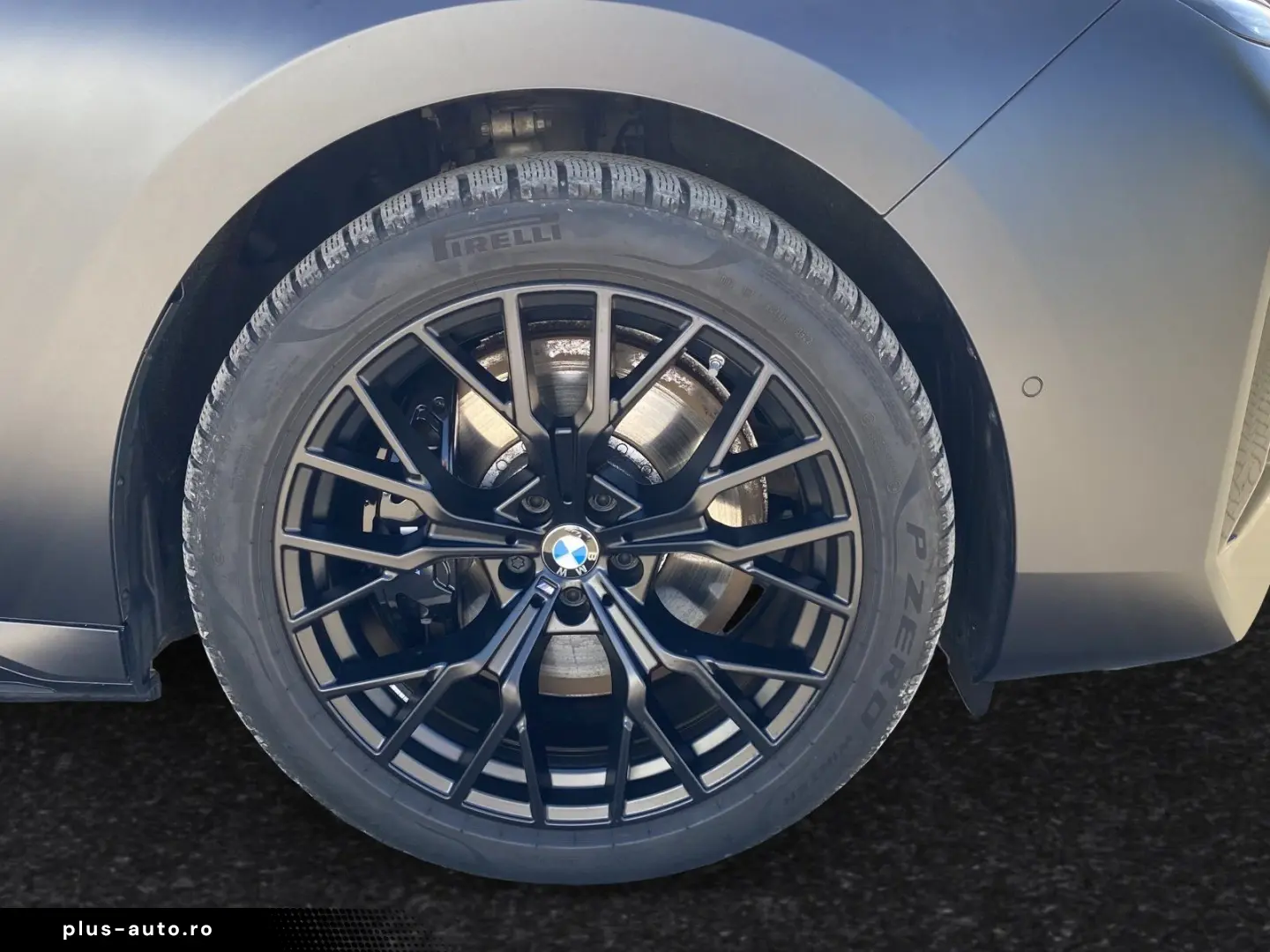 BMW M760e xDrive  FrozenDeepGrey  TV-FondEntertainme