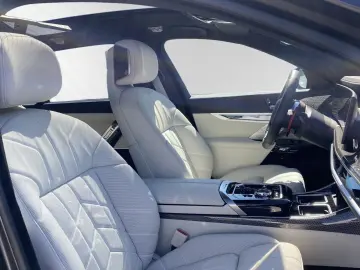 BMW M760e xDrive  FrozenDeepGrey  TV-FondEntertainme