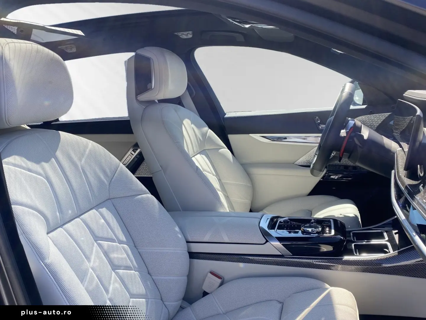 BMW M760e xDrive  FrozenDeepGrey  TV-FondEntertainme