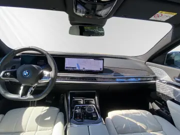 BMW M760e xDrive  FrozenDeepGrey  TV-FondEntertainme