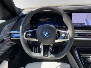 BMW M760e xDrive  FrozenDeepGrey  TV-FondEntertainme
