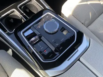 BMW M760e xDrive  FrozenDeepGrey  TV-FondEntertainme