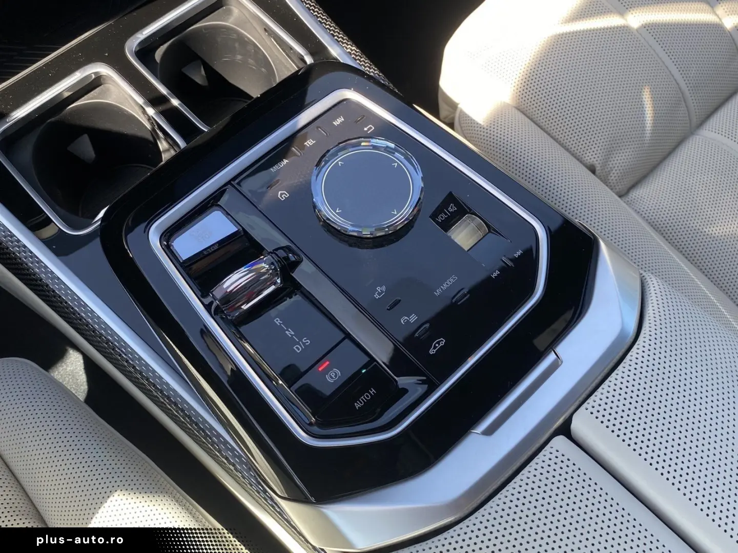 BMW M760e xDrive  FrozenDeepGrey  TV-FondEntertainme