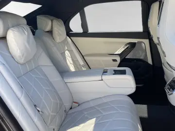 BMW M760e xDrive  FrozenDeepGrey  TV-FondEntertainme