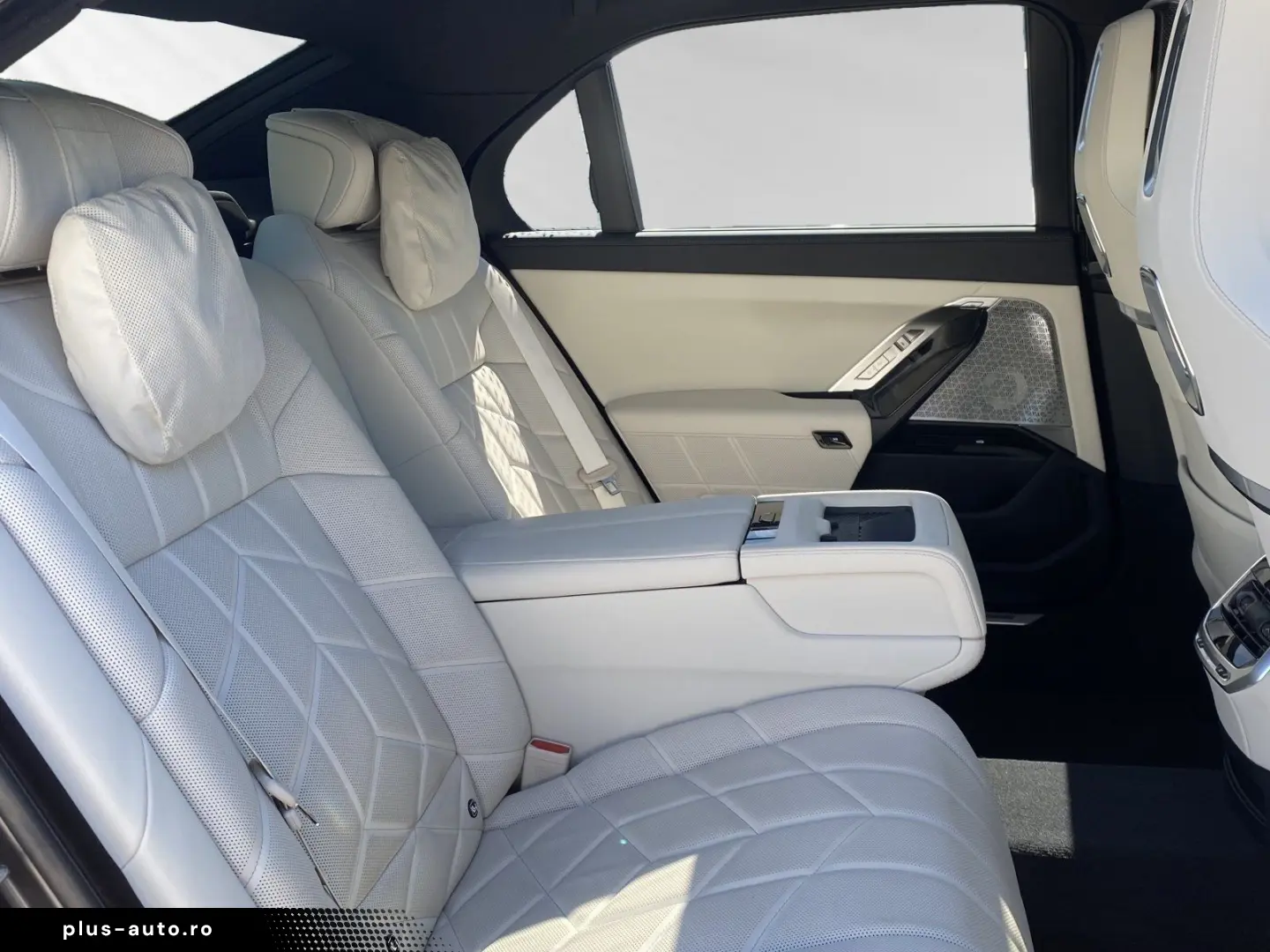 BMW M760e xDrive  FrozenDeepGrey  TV-FondEntertainme