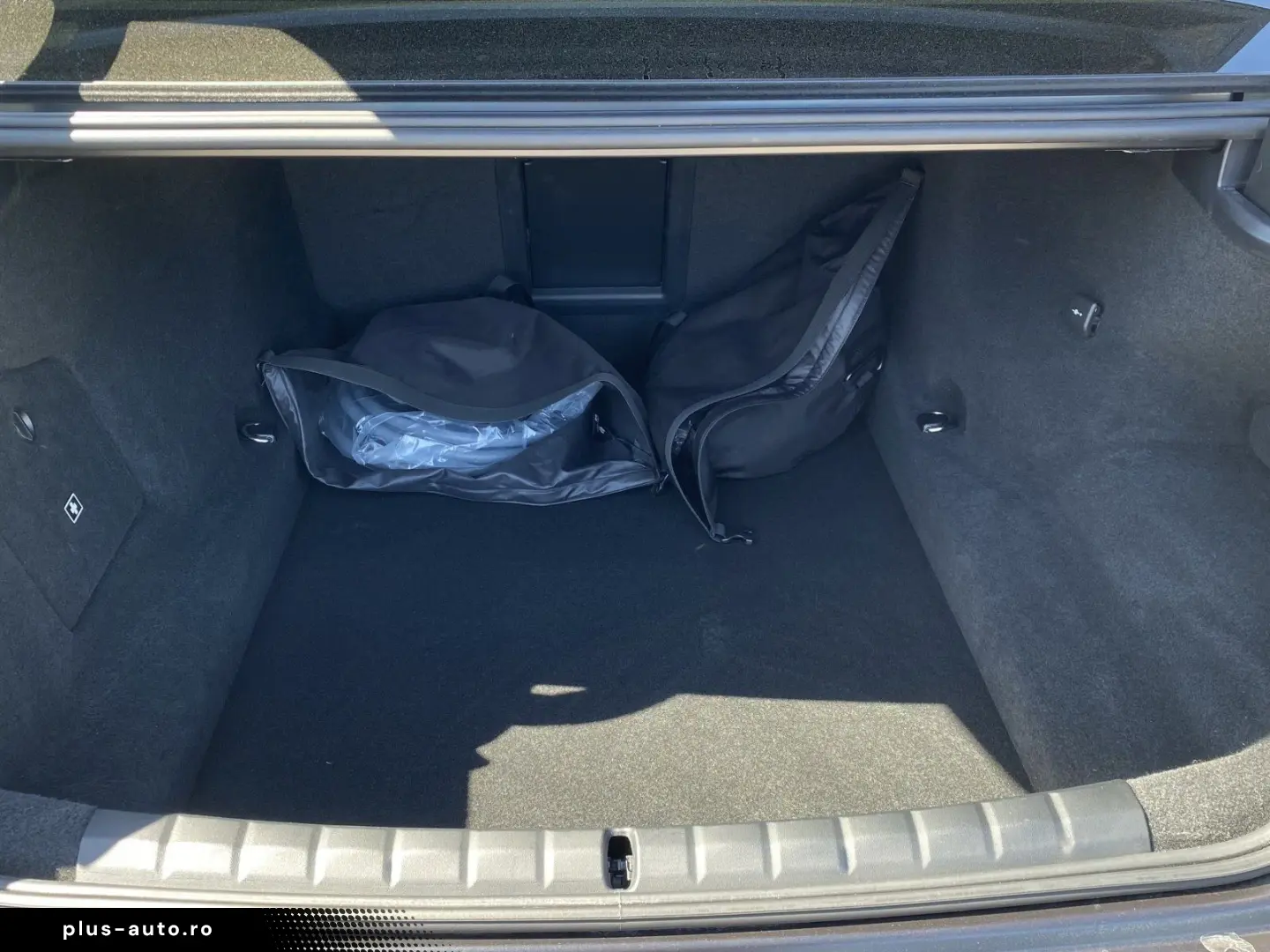 BMW M760e xDrive  FrozenDeepGrey  TV-FondEntertainme