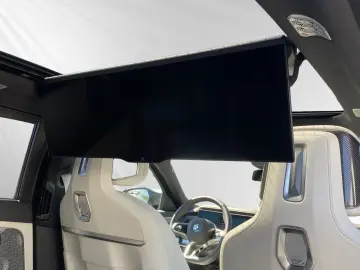 BMW M760e xDrive  FrozenDeepGrey  TV-FondEntertainme