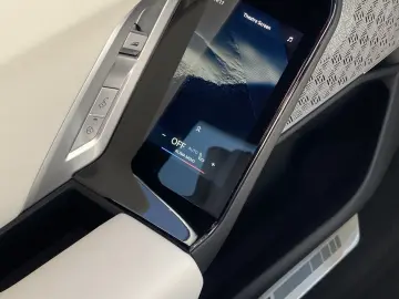 BMW M760e xDrive  FrozenDeepGrey  TV-FondEntertainme