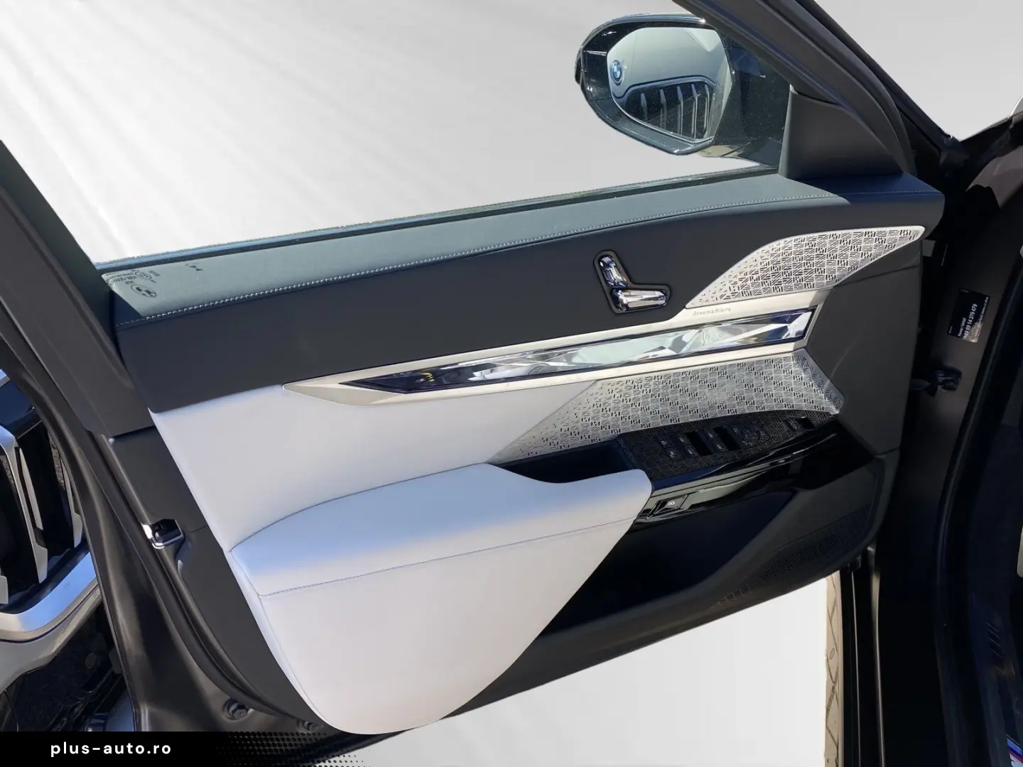 BMW M760e xDrive  FrozenDeepGrey  TV-FondEntertainme