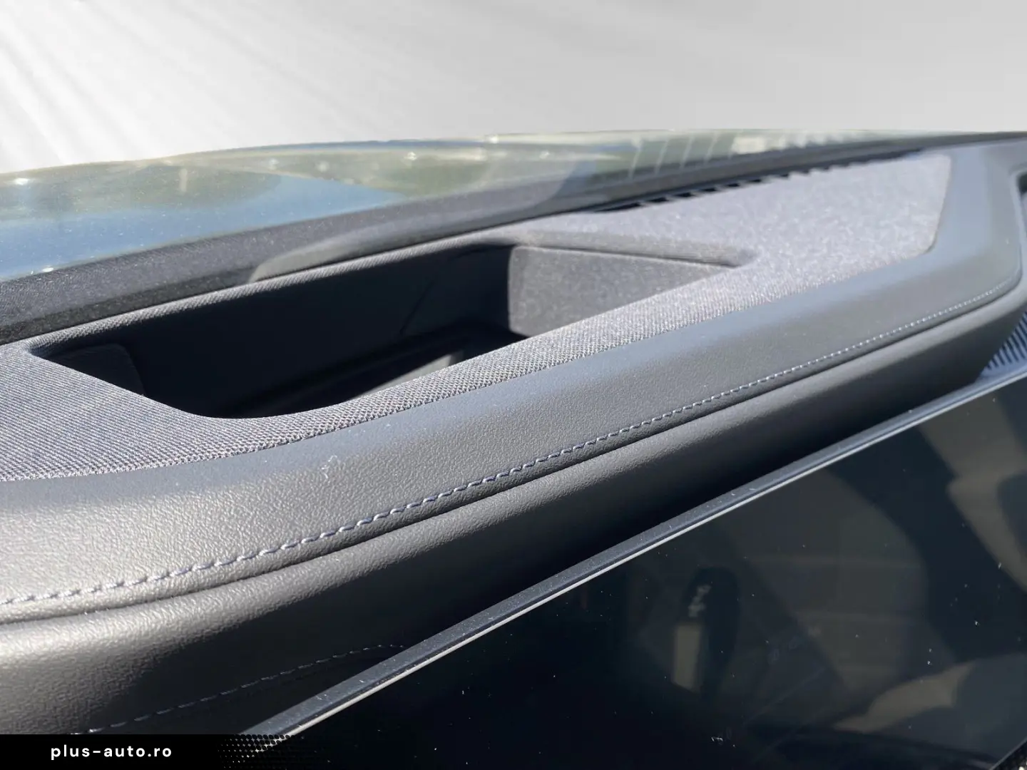 BMW M760e xDrive  FrozenDeepGrey  TV-FondEntertainme