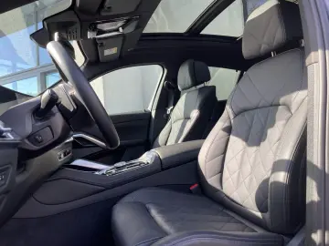 BMW X6 xDrive40d M Sport    AHK Sky Lounge H&K HUD