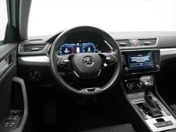 SKODA SUPERB DSG ACC CARPLAY