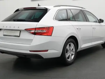 SKODA SUPERB DSG ACC CARPLAY