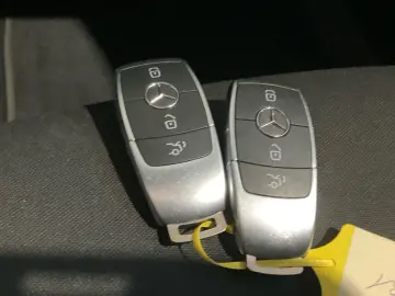 MERCEDES-BENZ GLC 200 d Panorama LED Kamera DAB Navi  1Hand