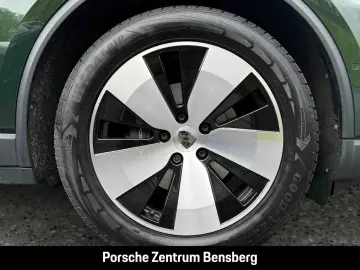 PORSCHE Macan 4