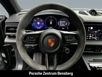 PORSCHE Macan 4