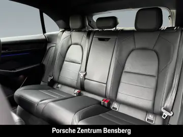 PORSCHE Macan 4