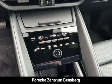 PORSCHE Macan 4