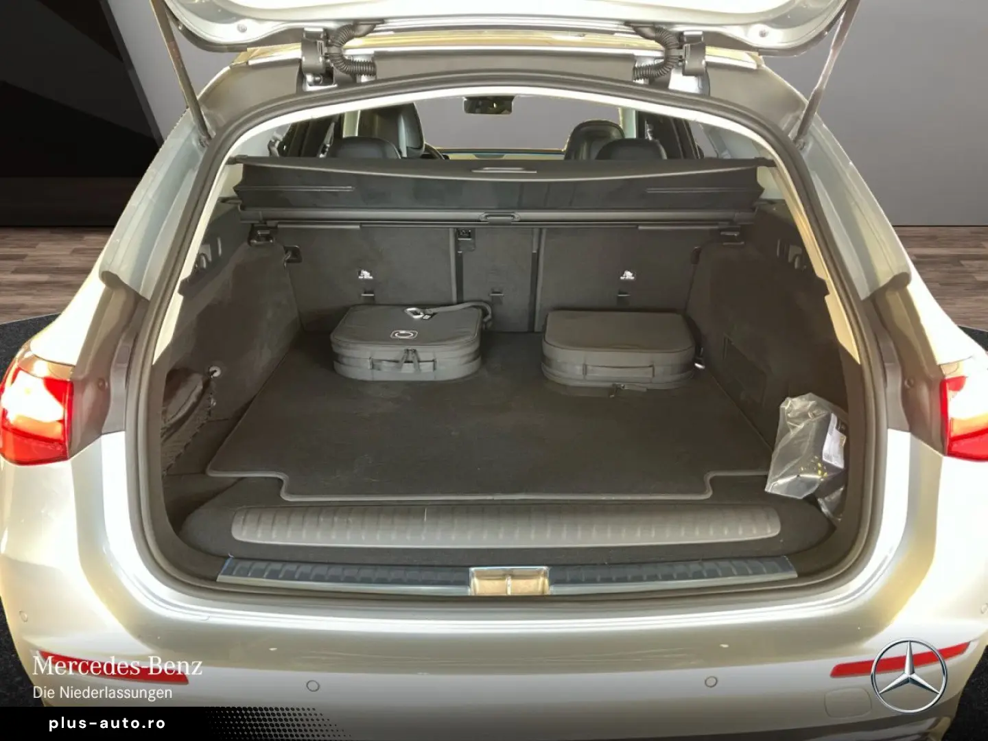 MERCEDES-BENZ E 300 e T Avantgarde Advanced AHK DIST&hellip;