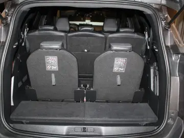PEUGEOT 5008 1.5 BlueHdi 130 Allure Pack 7SITZE LED NAV