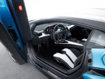 LAMBORGHINI Revuelto MY25   Full Carbon incl. roof I Blu Ura