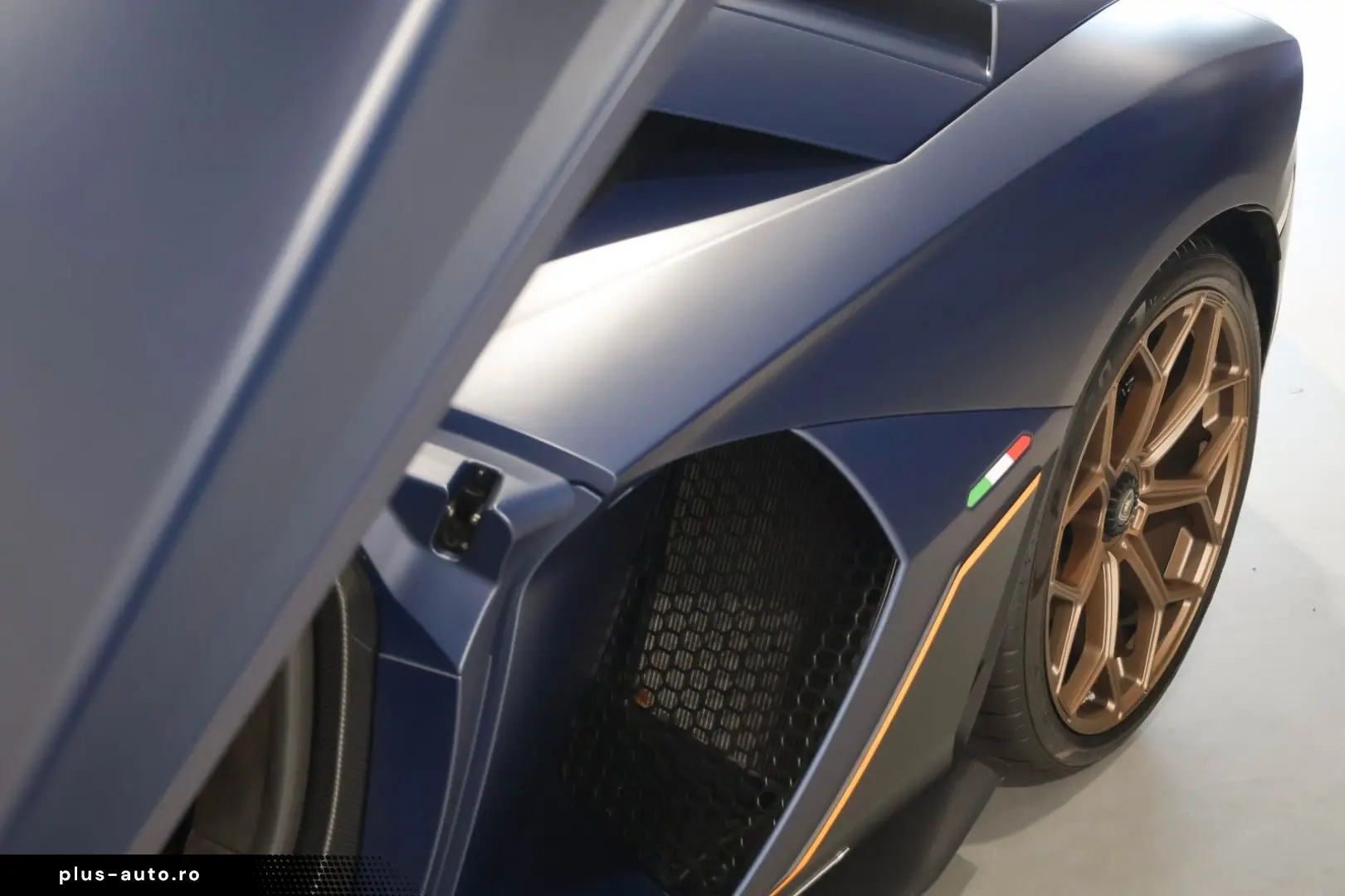 LAMBORGHINI Aventador Ultimae Roadster 6.5 V12