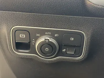 MERCEDES-BENZ GLB 200 d Business SHZ LED PDC ACC Leder Navi