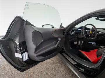 FERRARI SF90 Spider Atelier