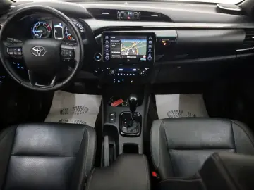 TOYOTA Hilux 2.8 D-4D Invincible Navi ACC   AHK