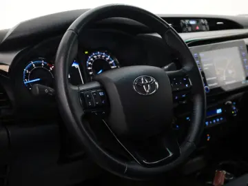 TOYOTA Hilux 2.8 D-4D Invincible Navi ACC   AHK