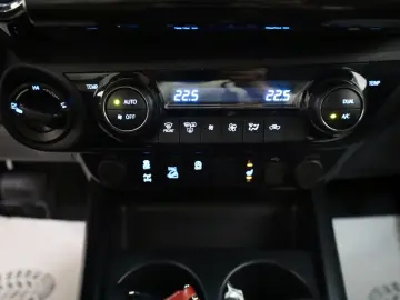 TOYOTA Hilux 2.8 D-4D Invincible Navi ACC   AHK