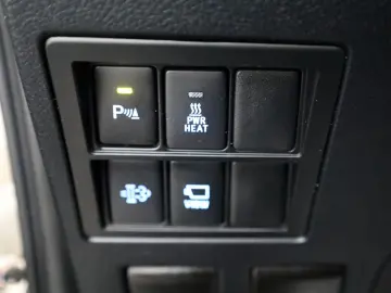 TOYOTA Hilux 2.8 D-4D Invincible Navi ACC   AHK