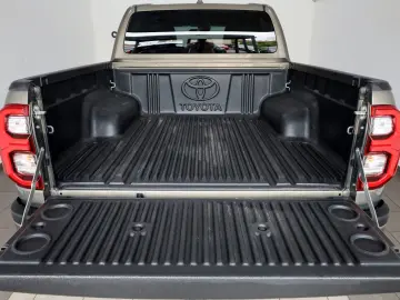TOYOTA Hilux 2.8 D-4D Invincible Navi ACC   AHK