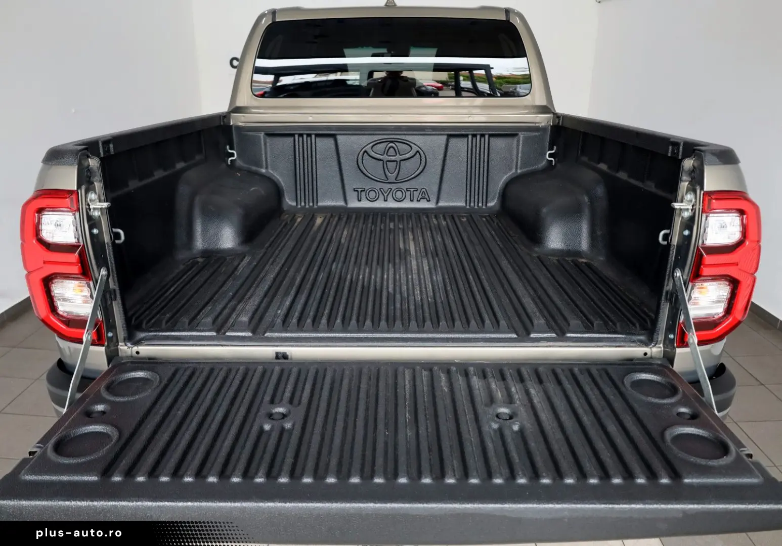 TOYOTA Hilux 2.8 D-4D Invincible Navi ACC   AHK