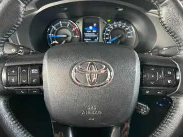 TOYOTA Hilux 4x4 Double Cab Invincible  Hardtop AHK 360
