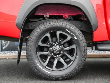 TOYOTA Hilux 2.8 D Aut. 4x4 Double Cab  Invincible  AHK