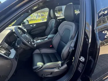 VOLVO XC60 B4 Benzin AWD Ultimate Black Edition   Pano