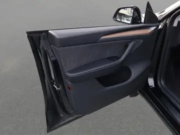 Tesla Model Y Long Range RWD Premium