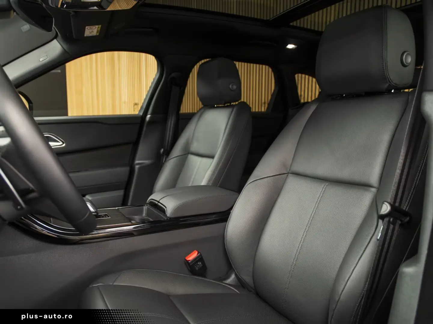 Land Rover Range Rover Velar R-DYNAMIC SE P400e PANO-21