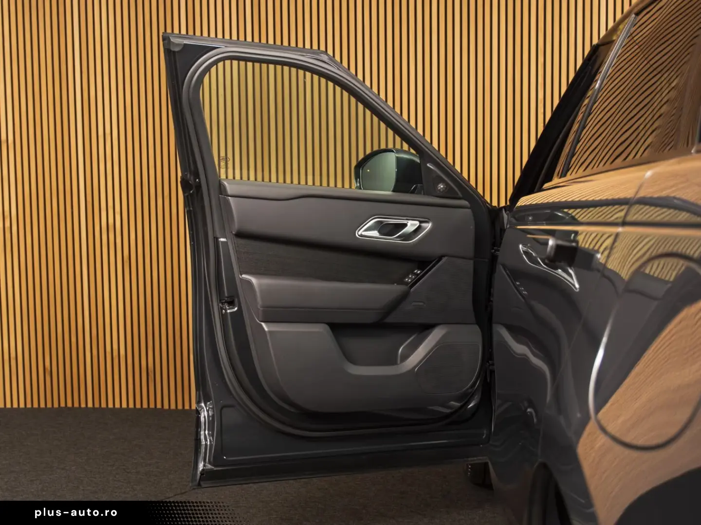 Land Rover Range Rover Velar R-DYNAMIC SE P400e PANO-21