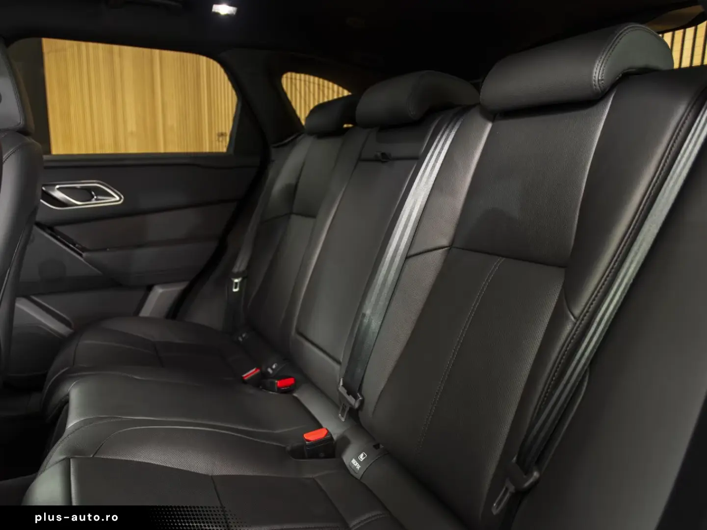 Land Rover Range Rover Velar R-DYNAMIC SE P400e PANO-21