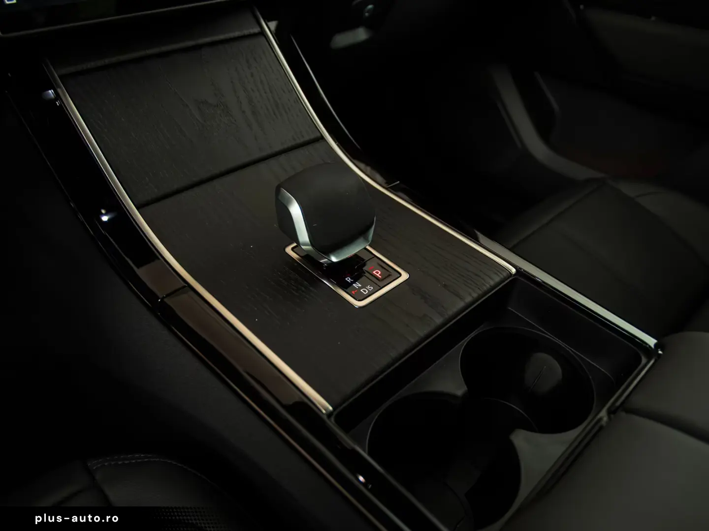 Land Rover Range Rover Velar R-DYNAMIC SE P400e PANO-21