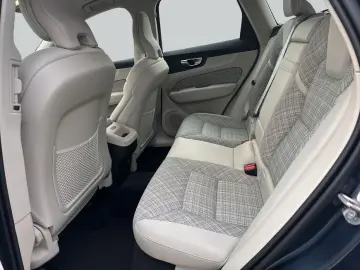 VOLVO XC60 B5 B AWD Core Audio-HK Fronts-h SiH GJR