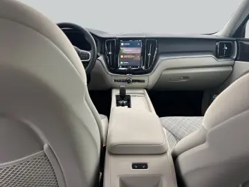 VOLVO XC60 B5 B AWD Core Audio-HK Fronts-h SiH GJR