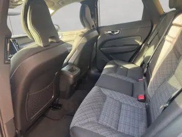 VOLVO XC60 B5 AWD Aut Google-Maps LED 19 Lenkradheiz