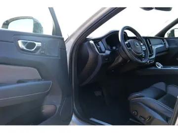 VOLVO XC60 B5 Ultimate Dark AWD FACEL. LED AHK STANDHZ