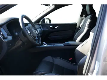 VOLVO XC60 B5 Ultimate Dark AWD FACEL. LED AHK STANDHZ