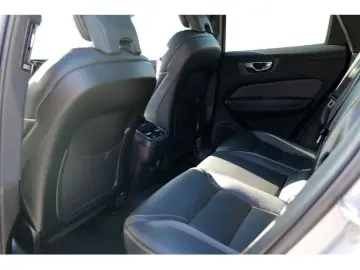 VOLVO XC60 B5 Ultimate Dark AWD FACEL. LED AHK STANDHZ